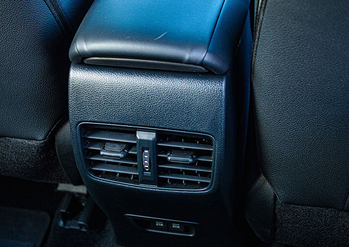 toyota corolla cross interior aire acondicionado