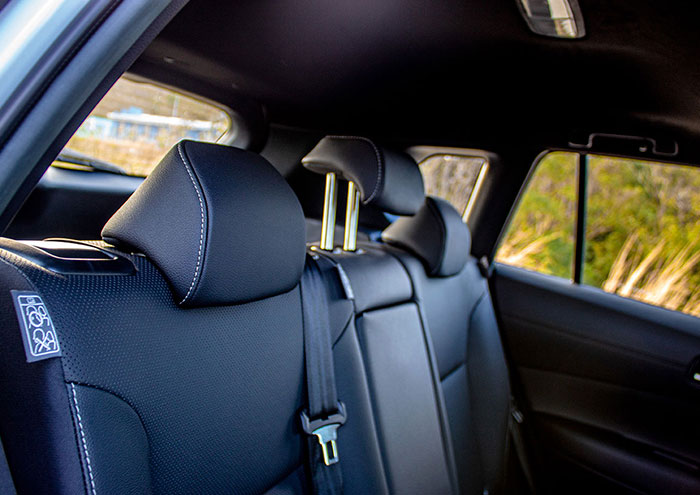 toyota corolla cross interior asientos con descansa cabezas