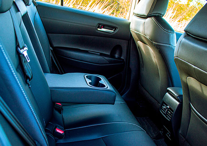 toyota corolla cross interior asientos