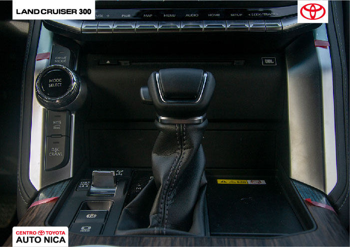 toyota Land Cruiser 300 interior, carga inalambrica