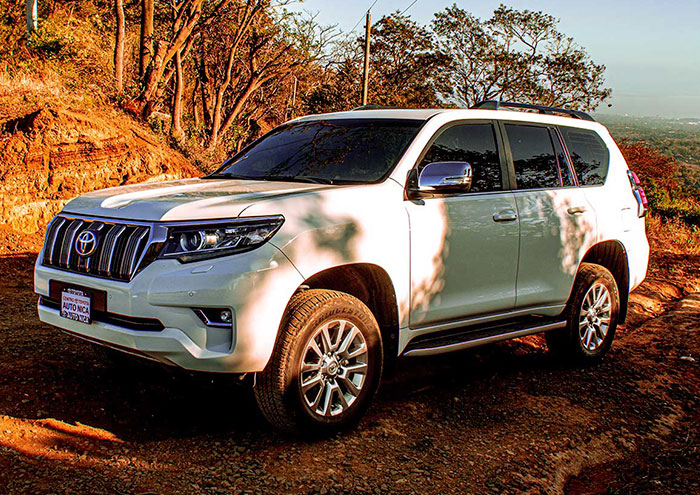 toyota Land Cruiser Prado Exterior diseño lateral en camino tierra