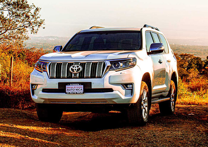 toyota Land Cruiser Prado Exterior diseño frontal en camino tierra