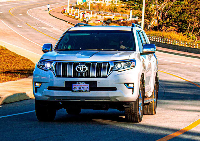 toyota Land Cruiser Prado Exterior diseño frontal en carretera