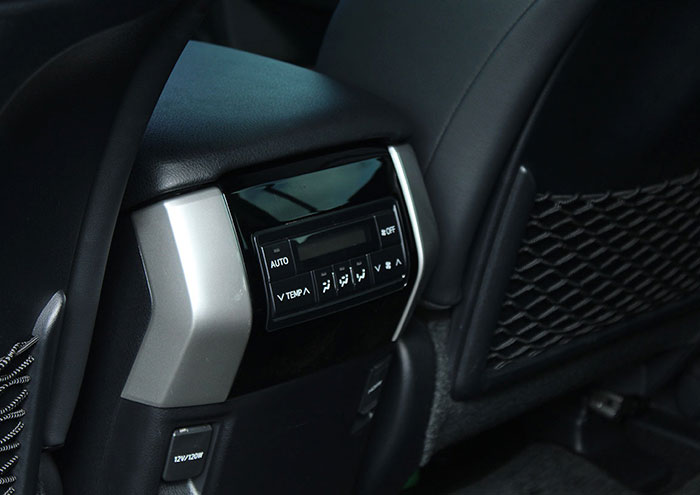 toyota Land Cruiser Prado interior consola trasera