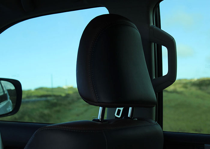 toyota Land Cruiser Prado interior descansa nucas