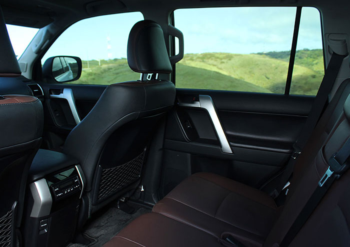toyota Land Cruiser Prado interior espacio atras