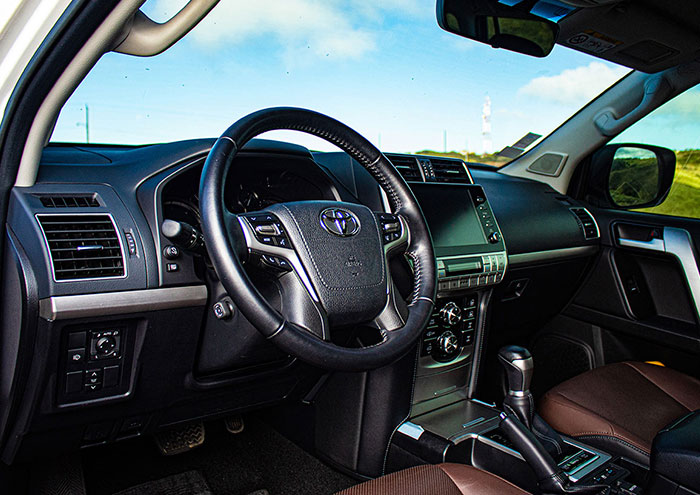 toyota Land Cruiser Prado interior tablero