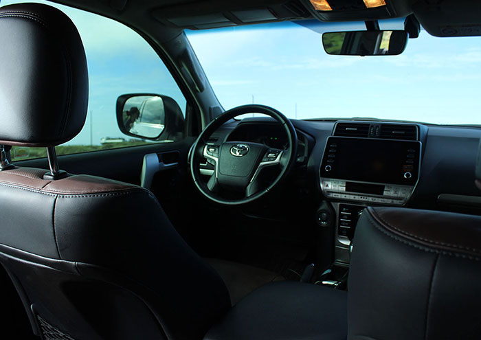 toyota Land Cruiser Prado interior vista frontal
