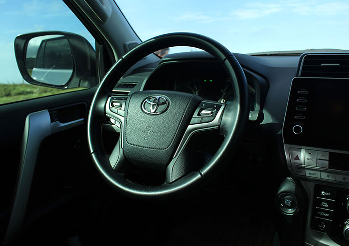 toyota Land Cruiser Prado interior volante
