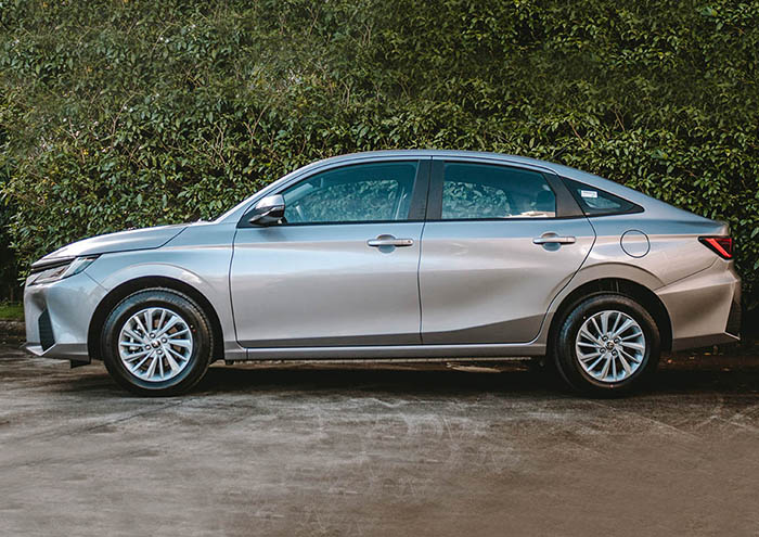 Toyota Yaris Sedán Exterior 8